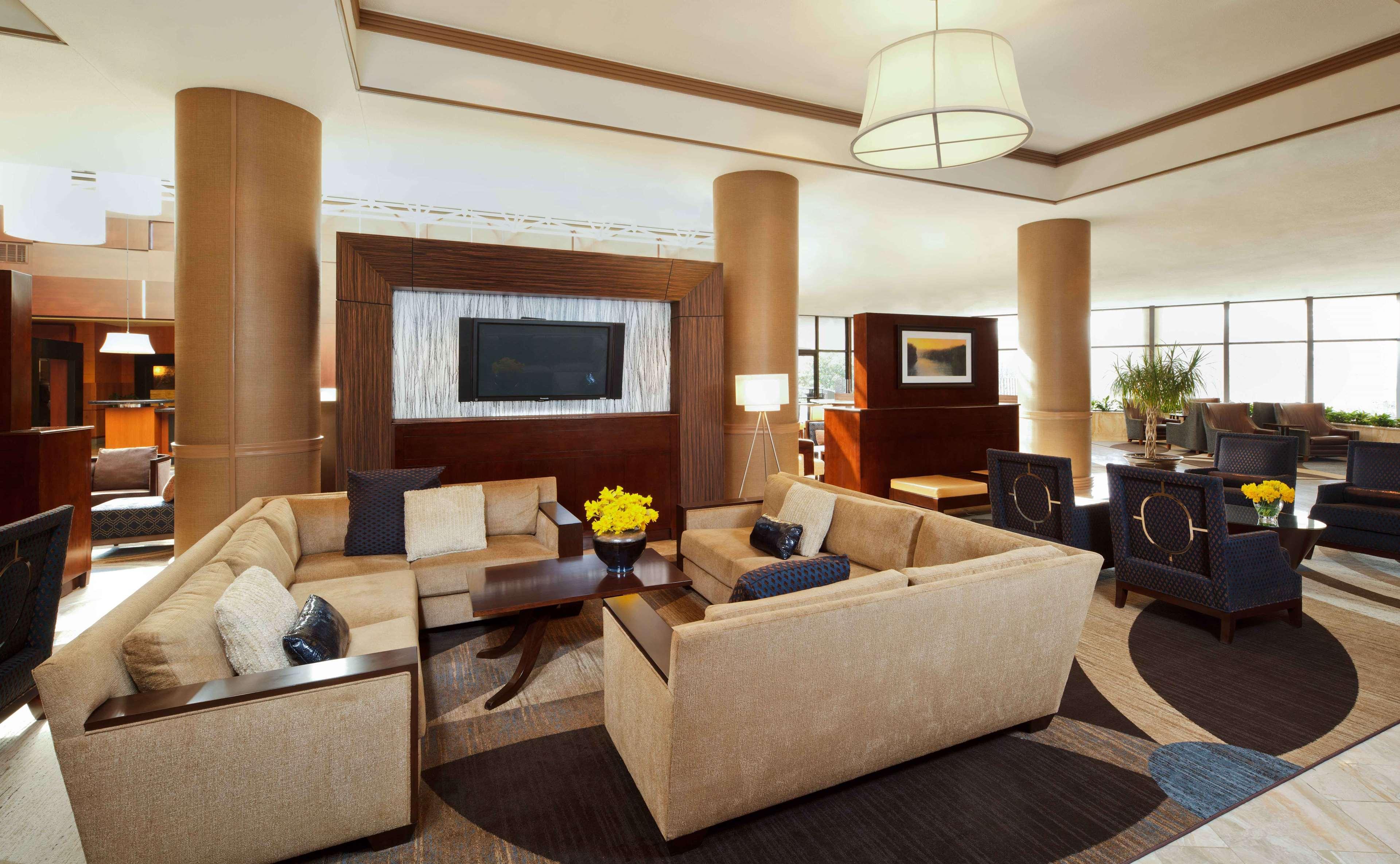 Hilton Alexandria Mark Center Интерьер фото