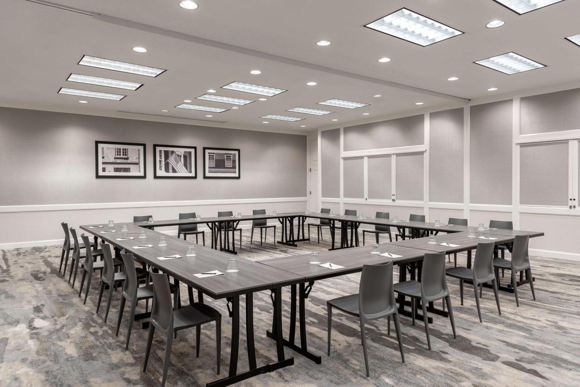Hilton Alexandria Mark Center Экстерьер фото