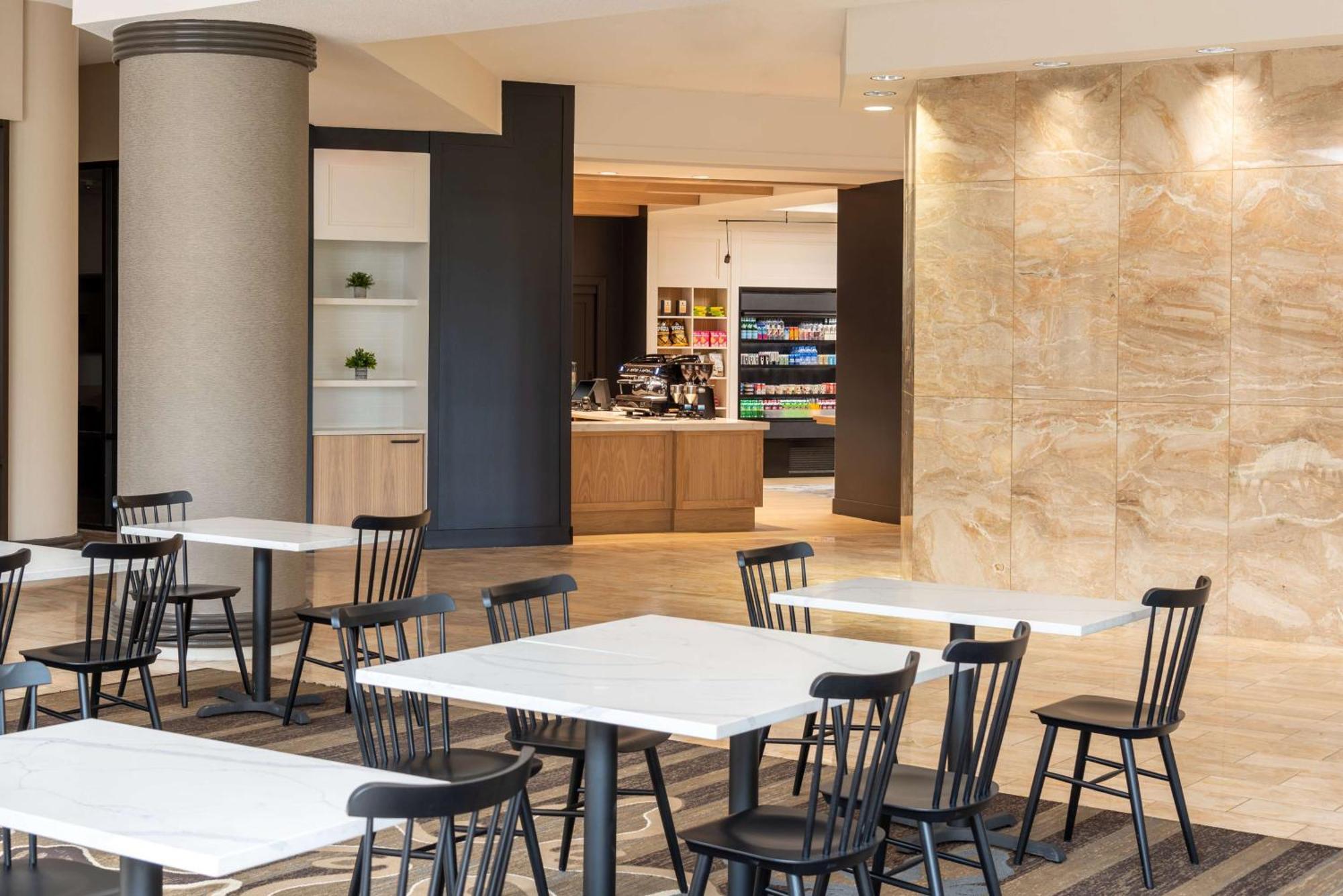 Hilton Alexandria Mark Center Экстерьер фото