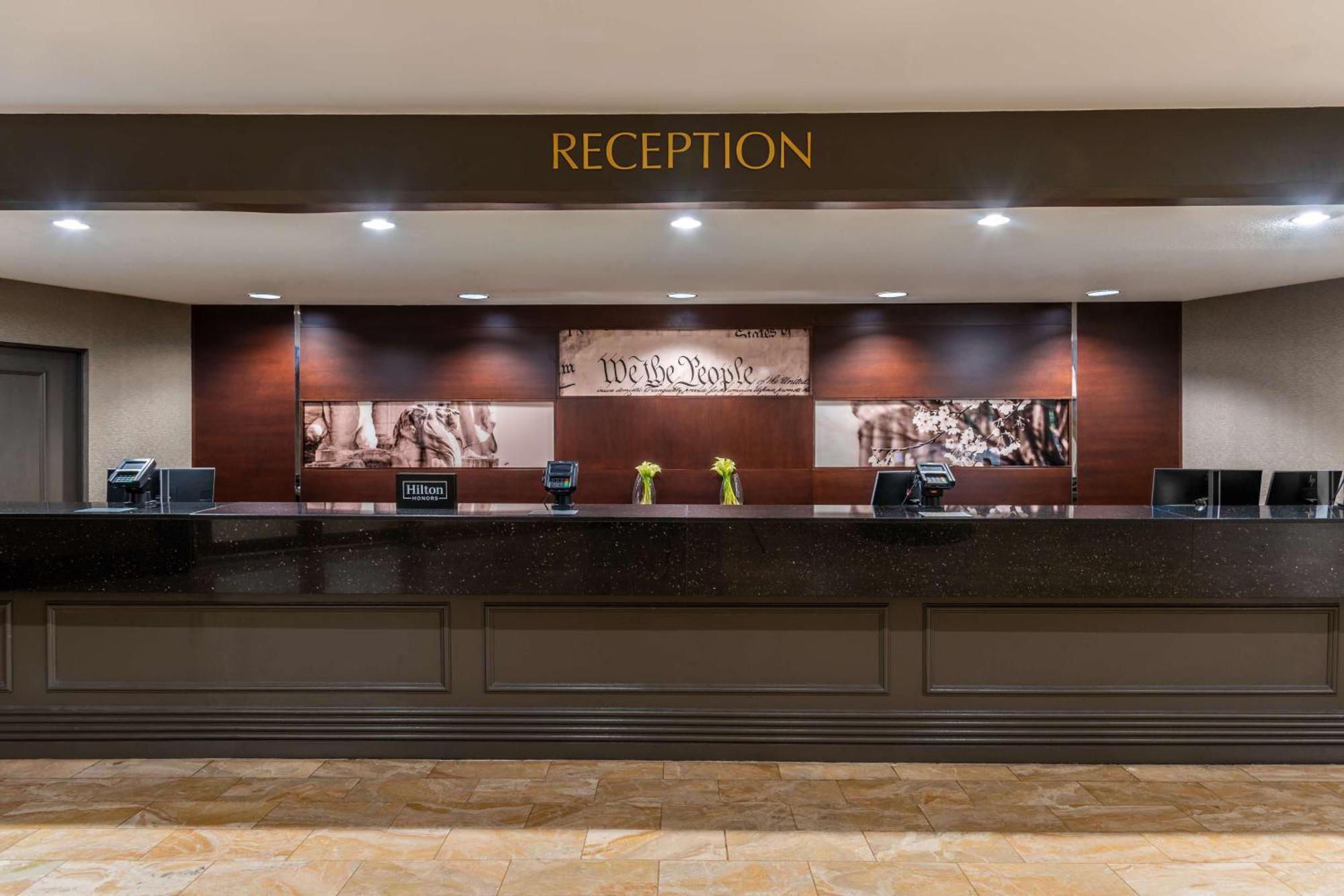 Hilton Alexandria Mark Center Экстерьер фото